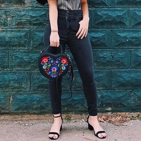 Pink Haley embroidered heart shaped crossbody! - Picture 3 of 6